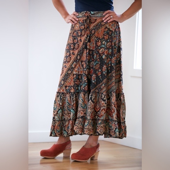 Silky Long CIENNA CHEY SKIRT Size Large - Picture 4 of 8